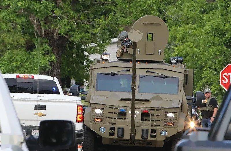 现场联邦调查局特警fbiswat击毙谋杀案嫌犯