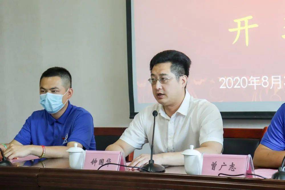 基地宣传推广处处长钟国华同志致欢迎辞90全体起立,奏唱国歌观看