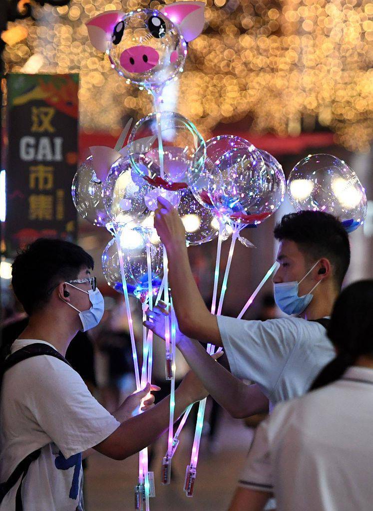 夏夜纳凉人气旺武汉夜生活火热