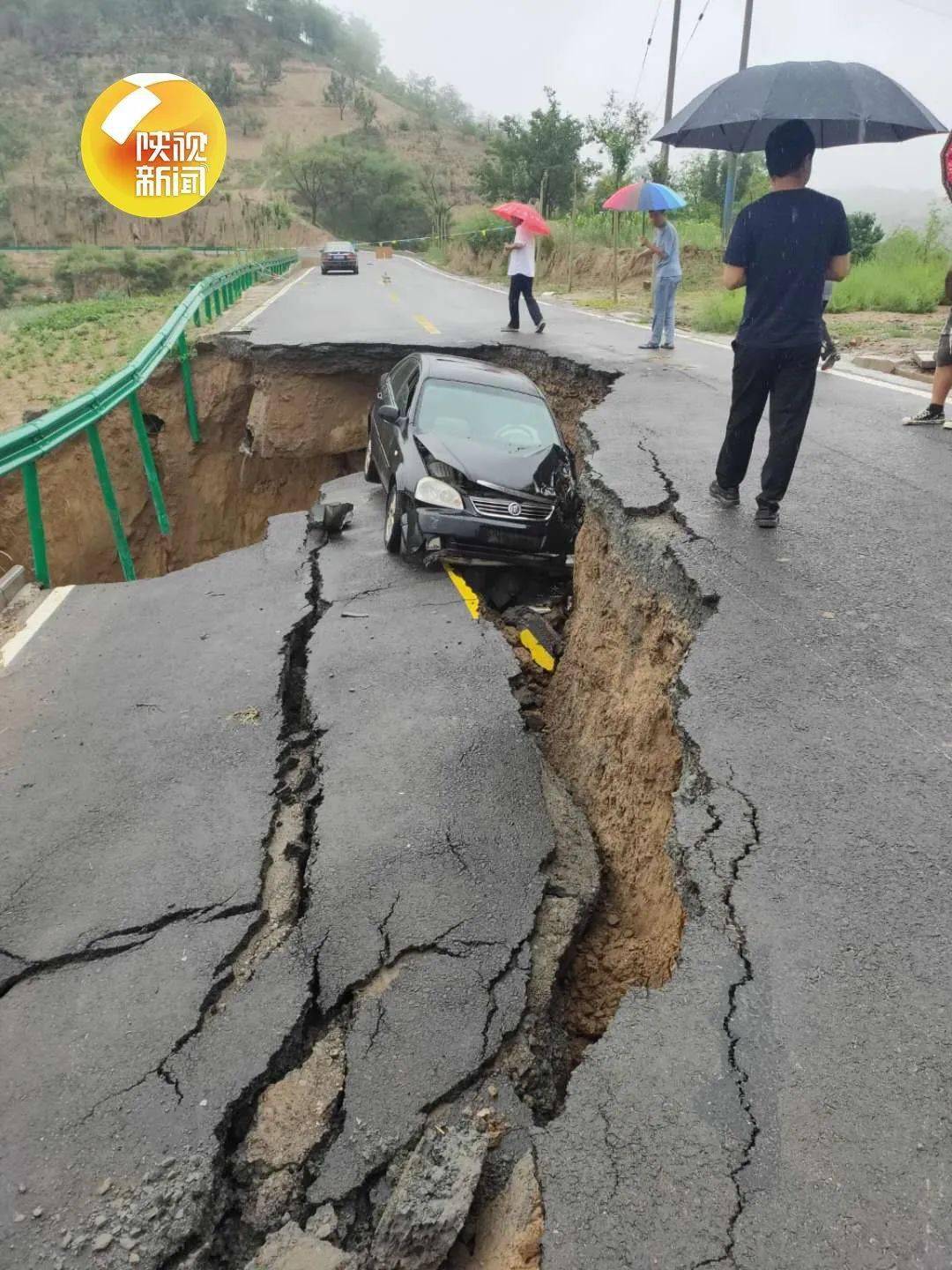 剛剛洪水淹沒省道上百人緊急轉移車正開著掉坑裡陝西這場強降水還有2