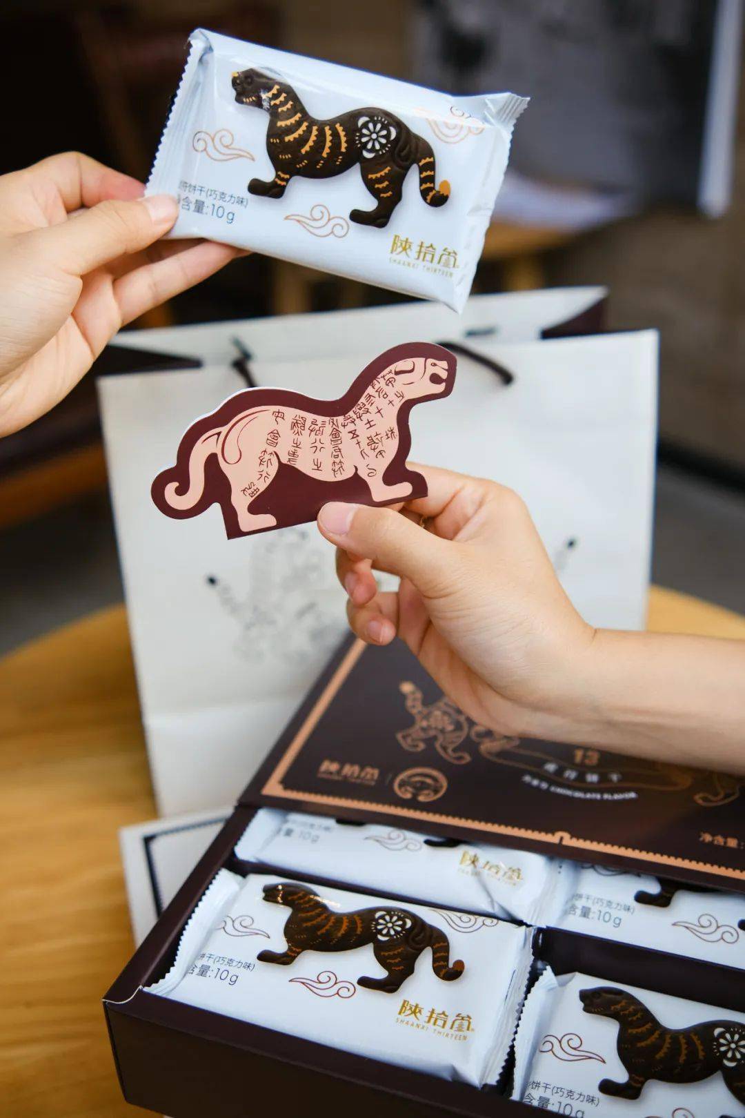 虎符是古代君主或者皇帝授予大臣调动军队的信物,得虎符者,一声号令可