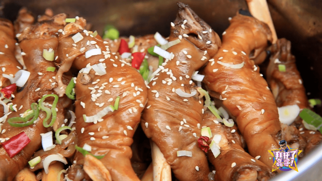 面食烧烤——磊哥推荐羊蹄 色泽红亮,口感富有弹性 搭配蒜泥醋汁蘸碟