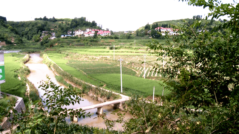 银盏镇新华村:村民自发疏通沟渠保灌溉