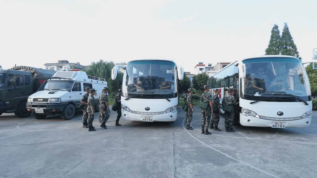从和县国防动员基地返回武警滁州支队官兵清晨6点30分历阳镇百姓一路
