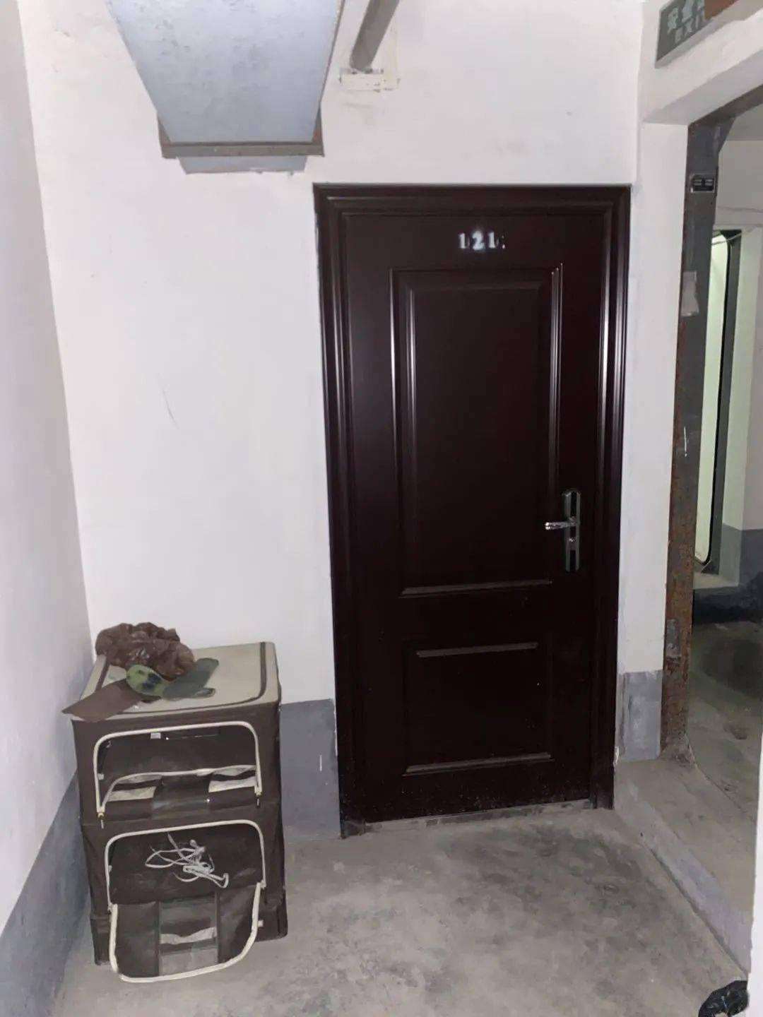 121"的门牌号↓一扇扇木质门大门紧锁狭长的走道上五阿哥看到了有人在