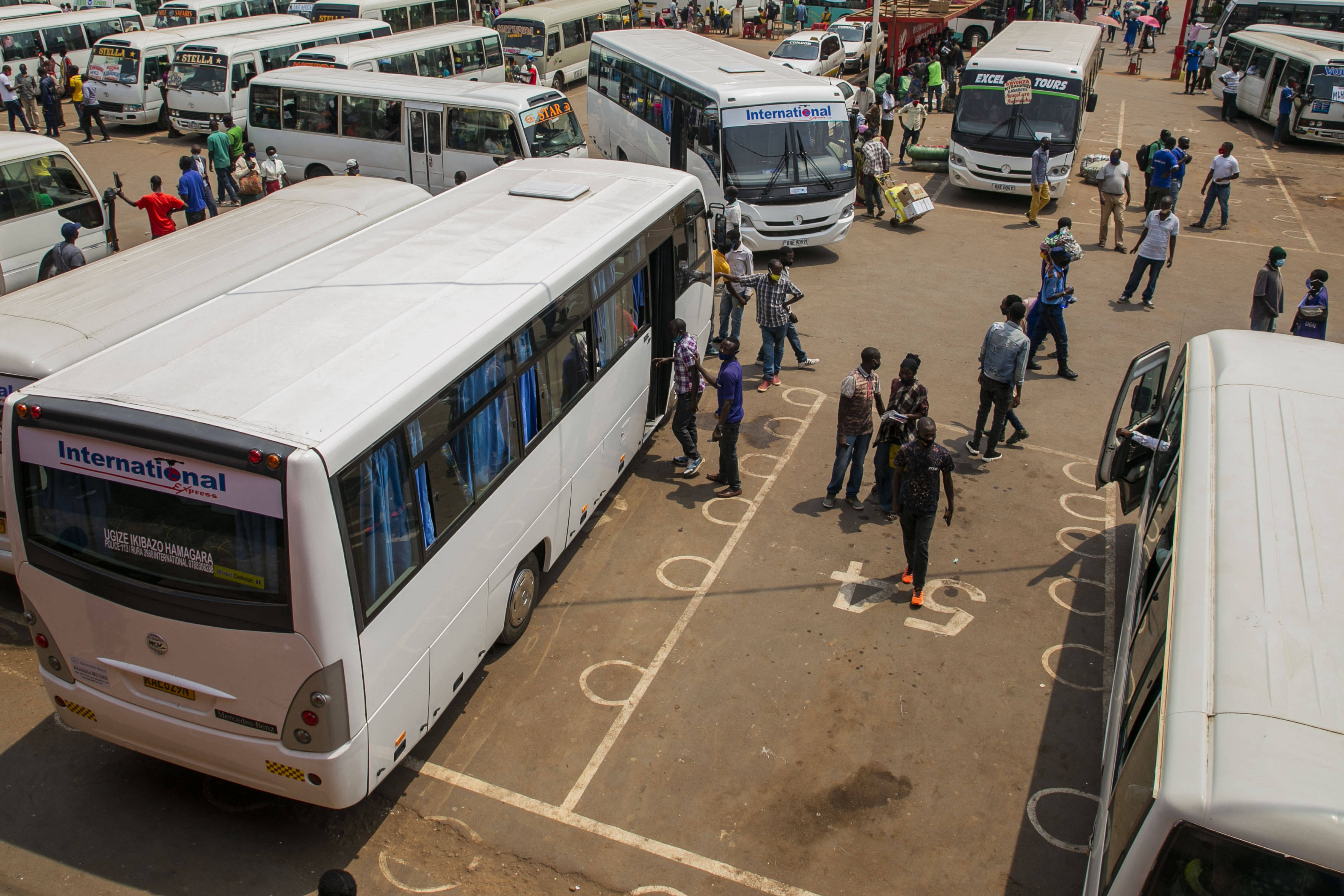 8月7日,人们在卢旺达首都基加利一个公交车站乘车.