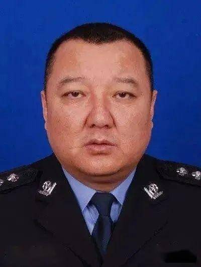 贾净博生于巴彦淖尔盟(现巴彦淖尔市)五原县