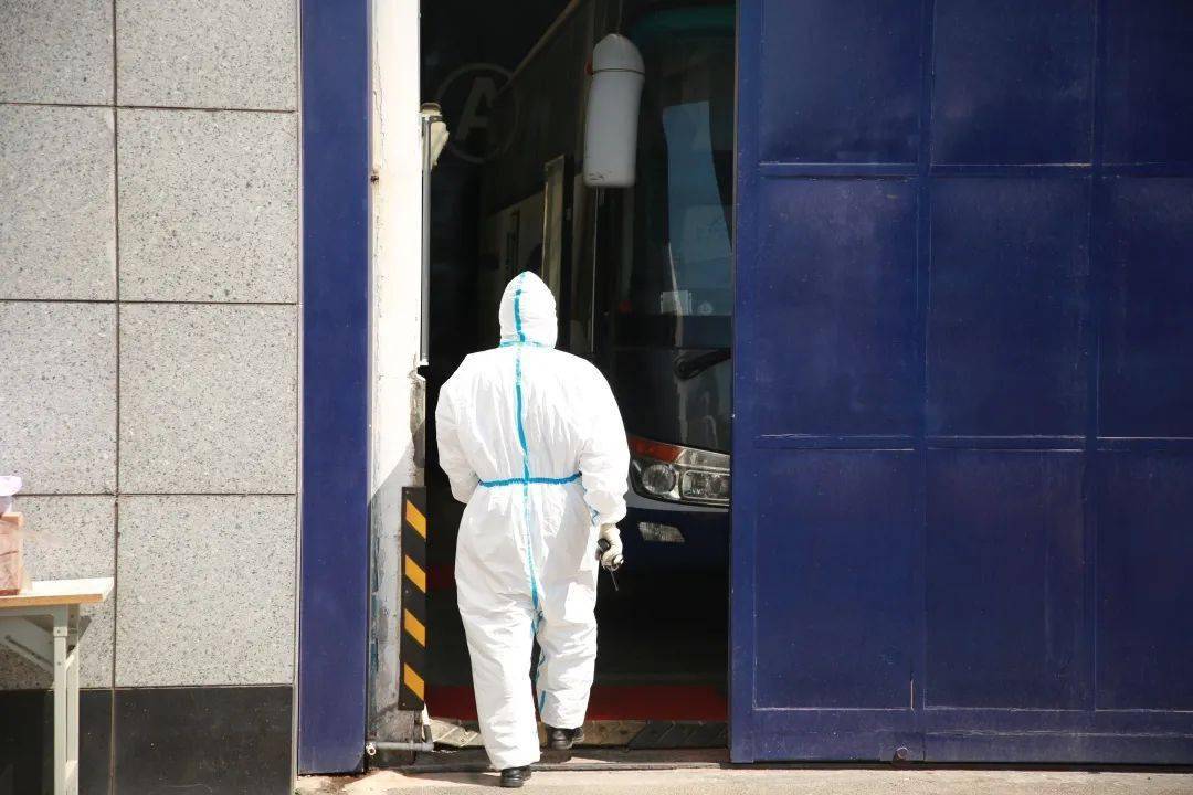 烈日烤验监狱民警扛住了吗