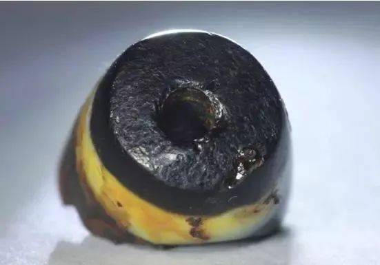 西藏考古发掘出土天珠的蚀花工艺与受沁现象探析