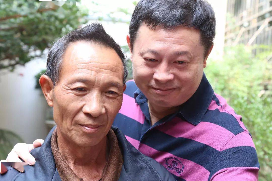 欧爸和小学体育老师欧阳维时8月7日下午,少年演讲家分批入住农爸农妈