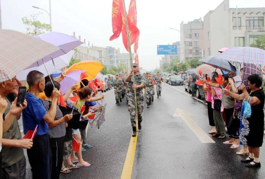 雨中送别子弟兵这些场面太暖心太感人
