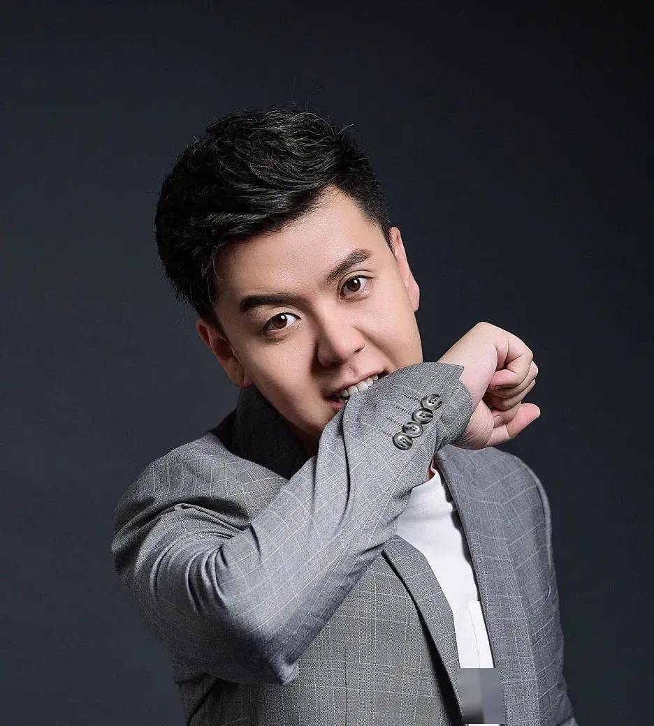 5 河南新闻广播主持人多年没火的电台主播鹏飞单立人签约演员央视春晚