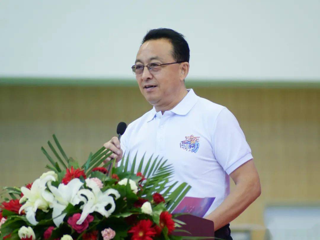在教练员代表和运动员代表宣誓后,内蒙古自治区体育局局长谭景峰宣布