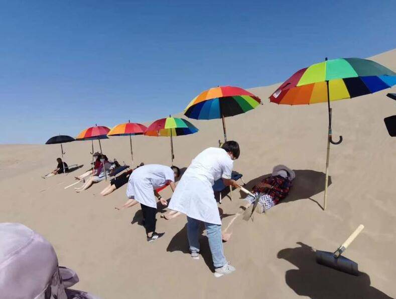 沙疗,又称埋沙疗法,诞生于13世纪初,因沙子中富含