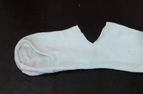 袜子有破洞不要扔奶奶教我一个方法一年省下不少钱涨知识了