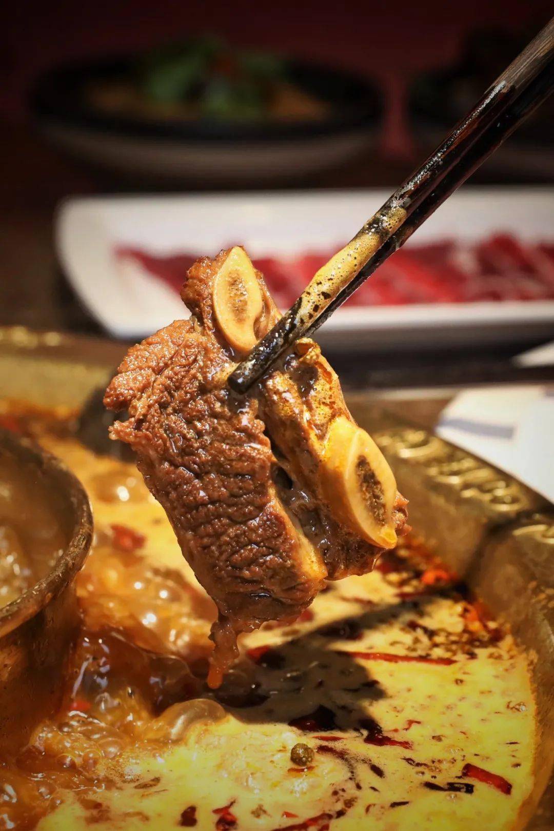 不过小编还是觉得,卤牛排下火锅竟然会更加好吃!