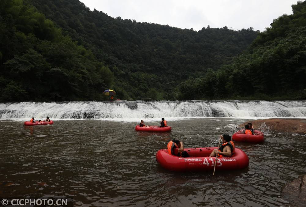 以上图片:2020年8月8日,游客在贵州省赤水市两河口镇香溪河上漂流戏水
