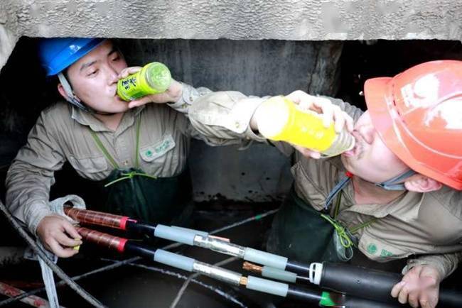 国网泉州供电公司:施工人员酷暑井下"泡温泉" 高强度作业保供电