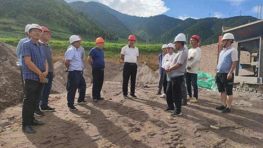 县委书记瓦西亚夫检查指导移民安置点建设推进工作