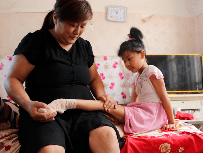 肥城7岁女孩左脚变形仍坚持跳舞阳光自信对生活充满热爱是她的标签