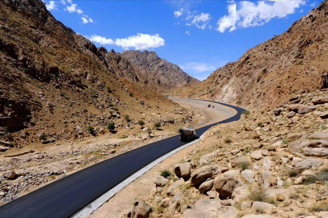 被称作"获青线"的道路,官名"国道335"从乌拉特后旗呼和温都尔镇一直修