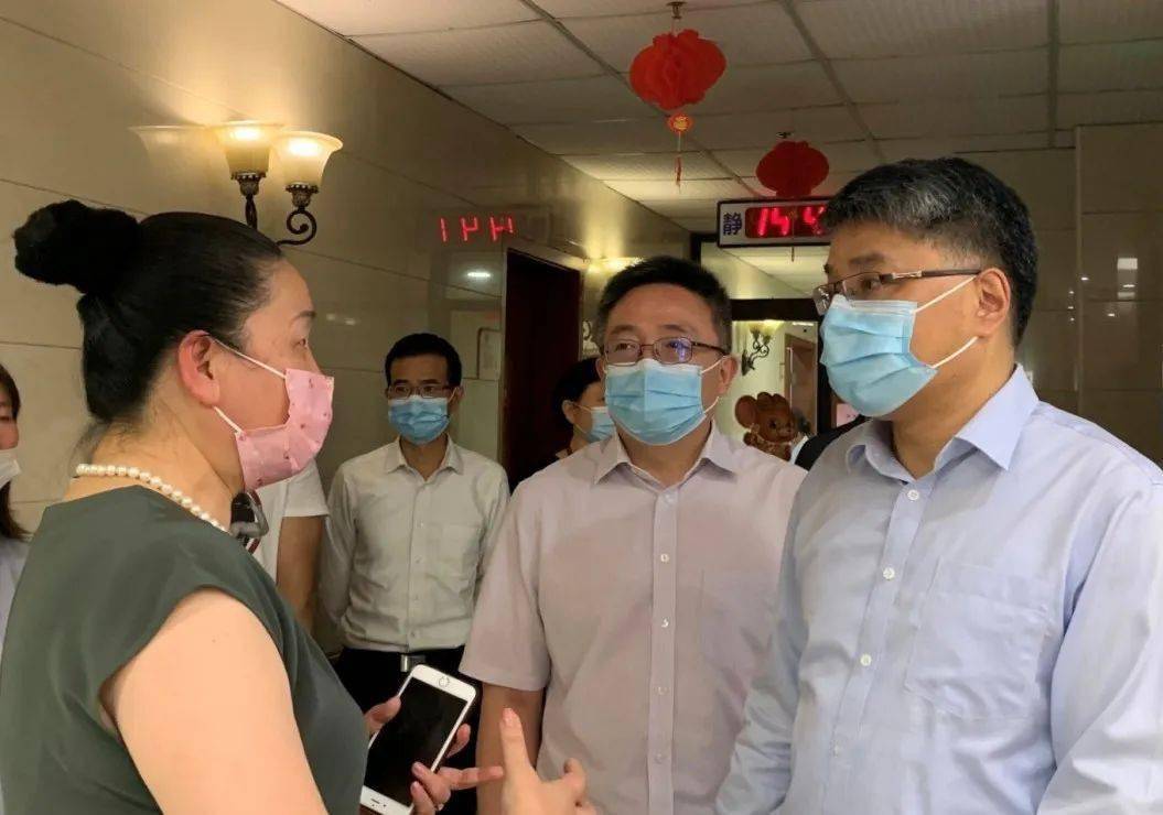 刚刚虹口区区长胡广杰一行调研红日家园老年公寓