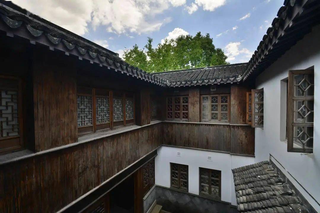 吴开先故居位于练塘镇陈云故居纪念馆玉兰居,建于民国年间.