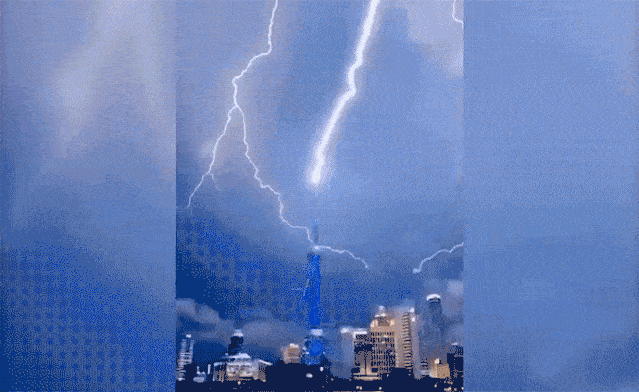 以下图片均源自上海发布8月10日晚上海暴雨夹杂雷电闪电如利剑划破