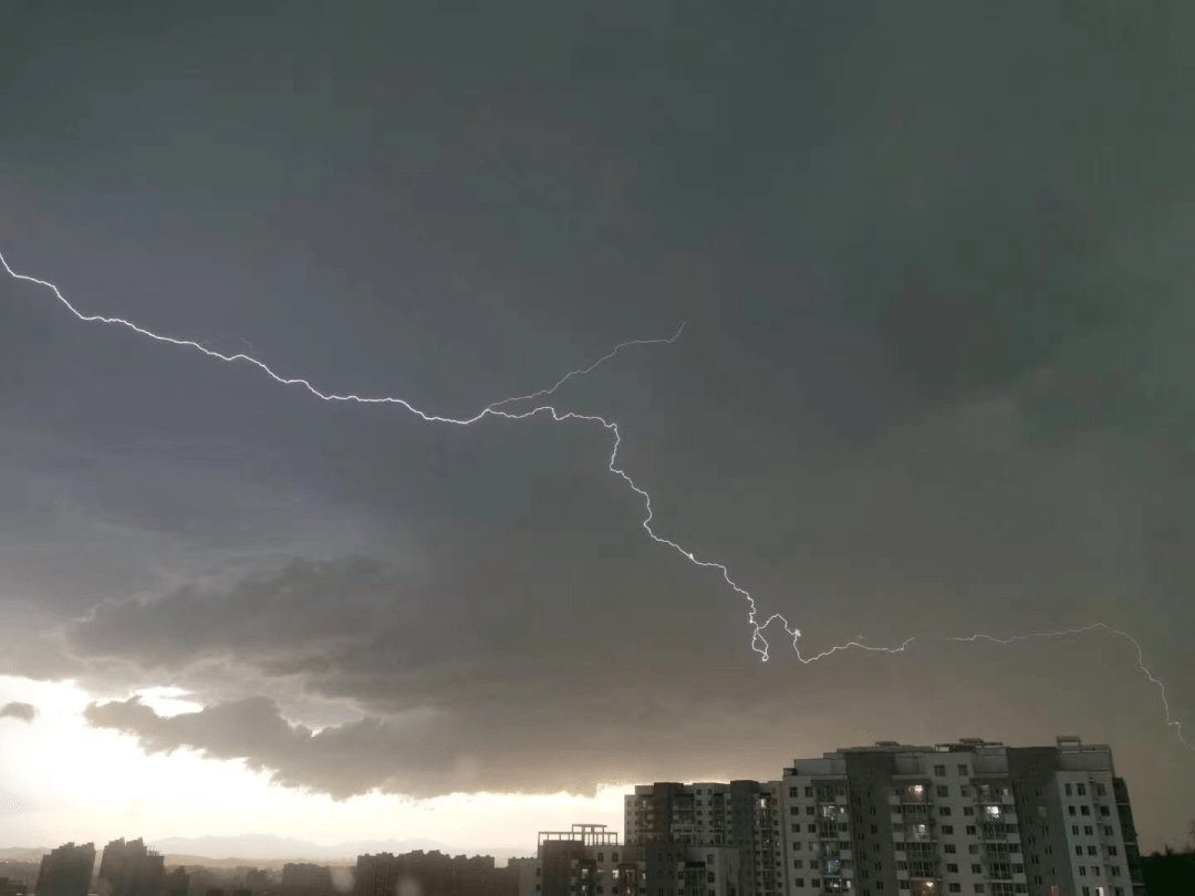 张家口突降冰雹,黑云压境汽车被砸农民遭殃!