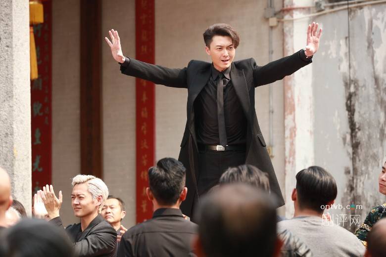 tvb新剧《反黑路人甲》今晚开播 王浩信身边7个美女相伴艳福无边