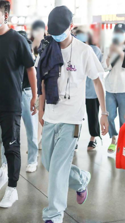 [消息]酷拽boy王一博从西双版纳出发 肌肉男友臂与俏皮小呆毛形成反差