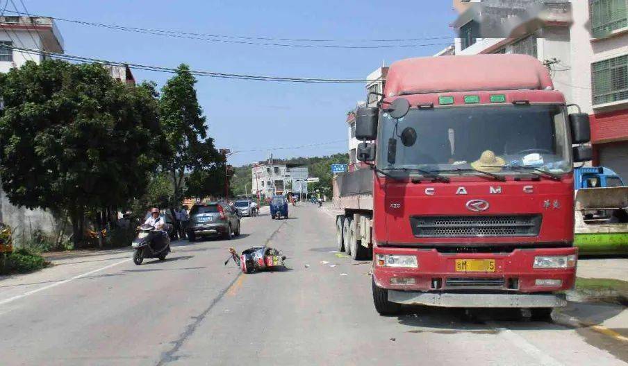 兴宁一大货车超摩托车时发生碰撞