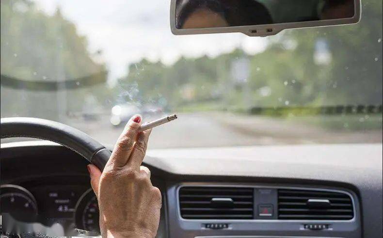 恩平一车主开车抽烟被罚100元记2分