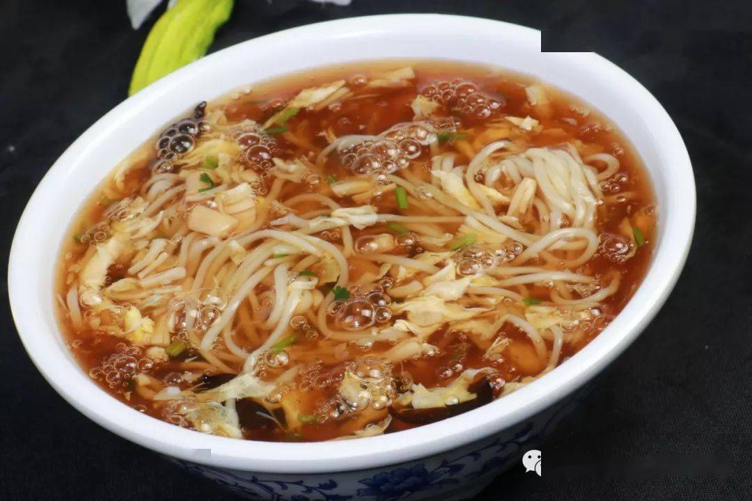 这碗炸酱面爽滑筋道,酱香浓郁,配上香椿汤更加开胃!