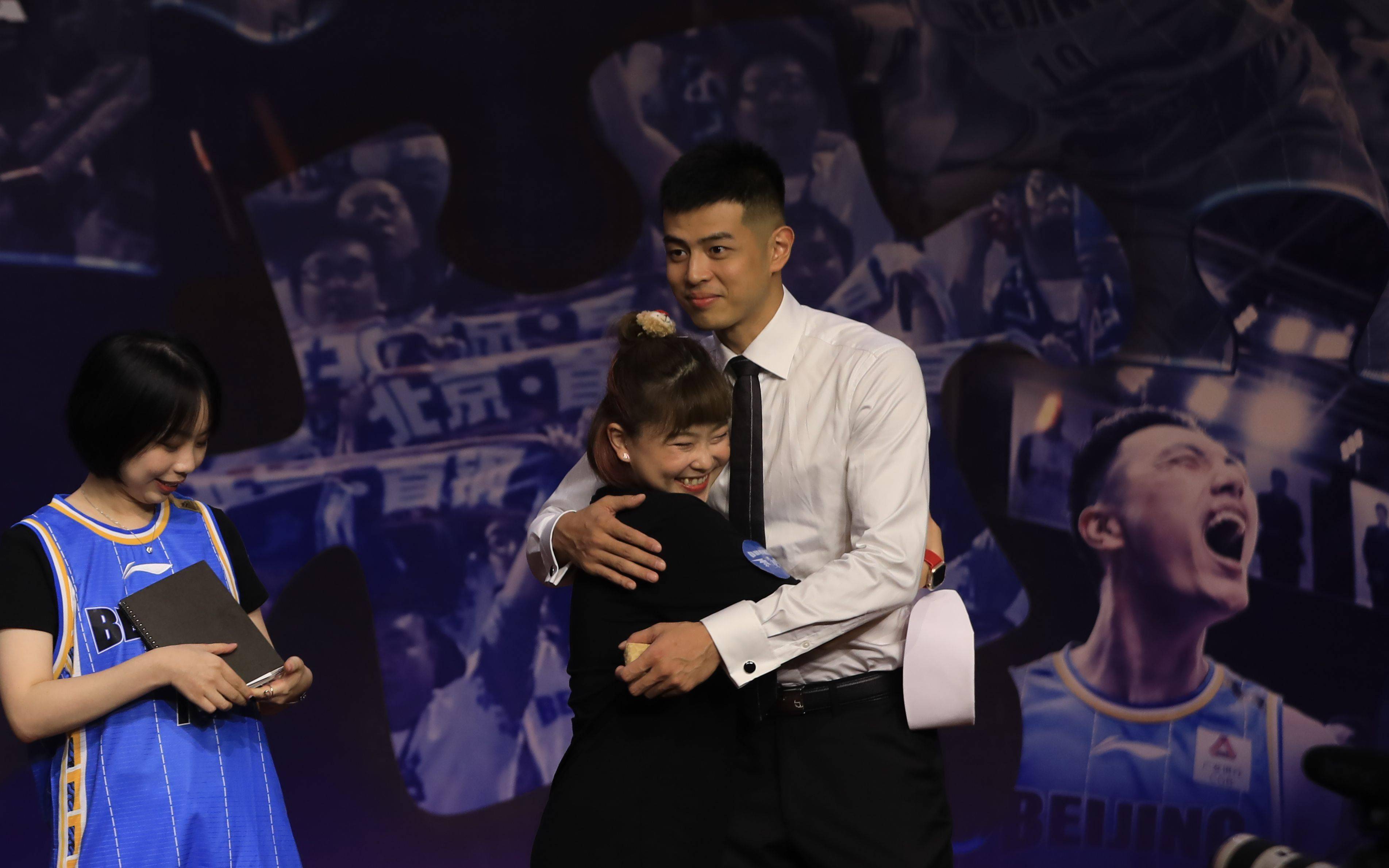 吉喆精神继续激励首钢将士方硕答谢会致敬抗疫先锋