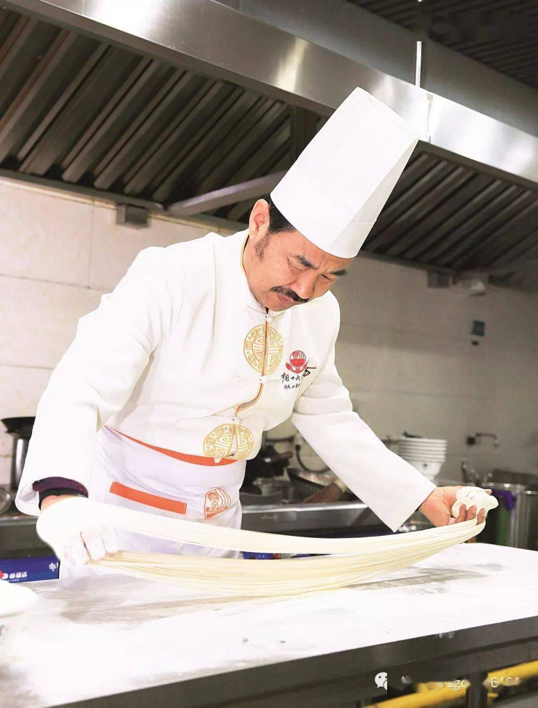 这碗炸酱面爽滑筋道,酱香浓郁,配上香椿汤更加开胃!