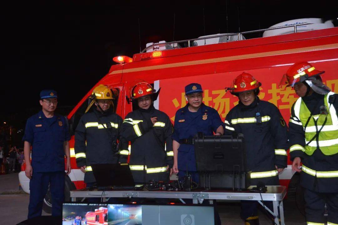 各消防救援站根据现场指挥员统一部署,分3个进攻方向开展侦察警戒,内