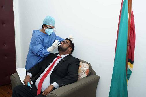 圭亚那总统及内阁成员接受新冠病毒检测