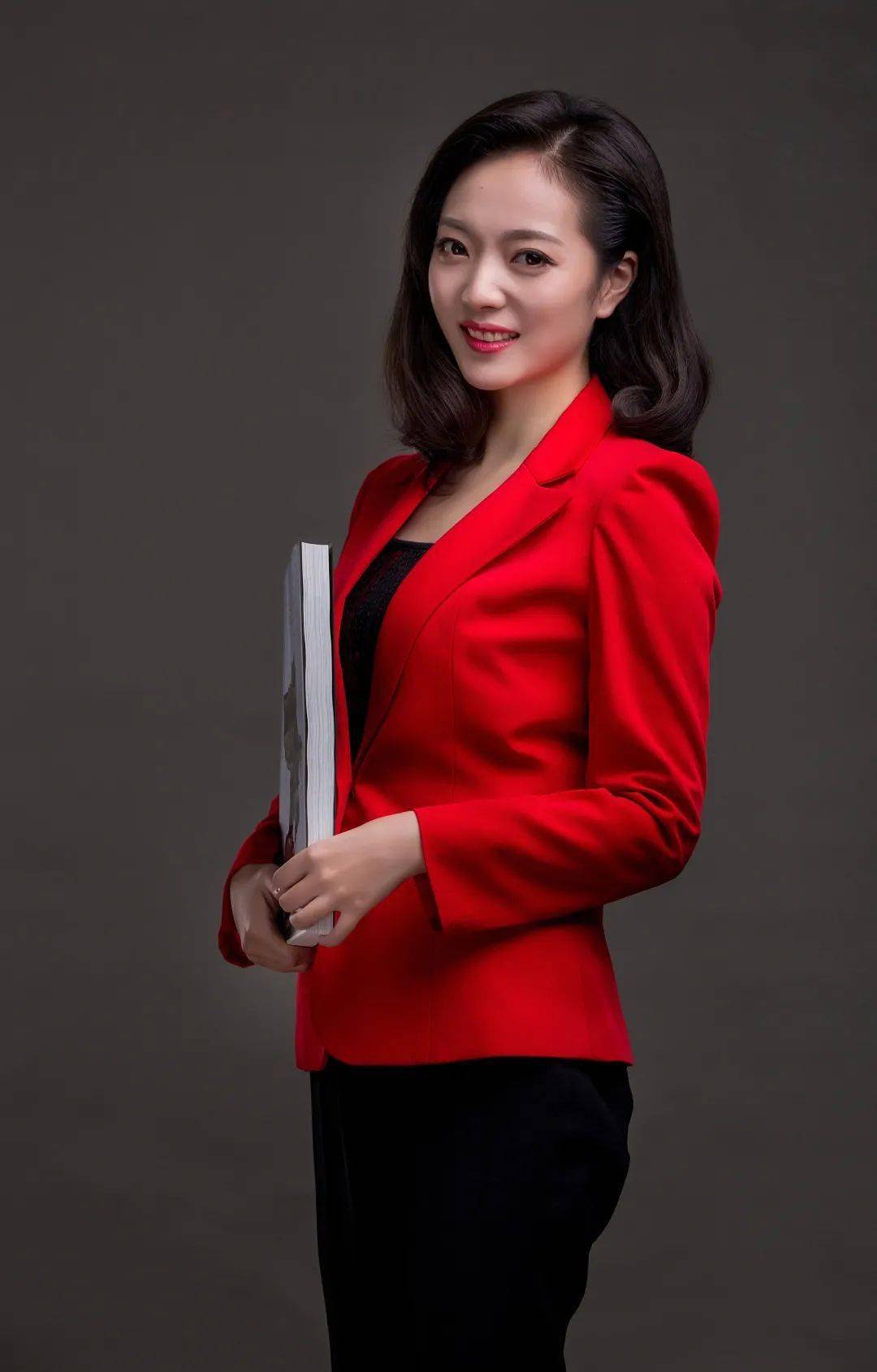 5主播美术课程名师录鲜红英,南充市广播电视台编辑,毕业于四川美术