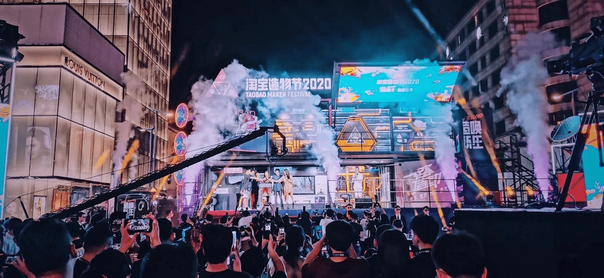 图五:淘宝造物节现场像8月8日,淘宝造物节大篷车开到西安,中国最有