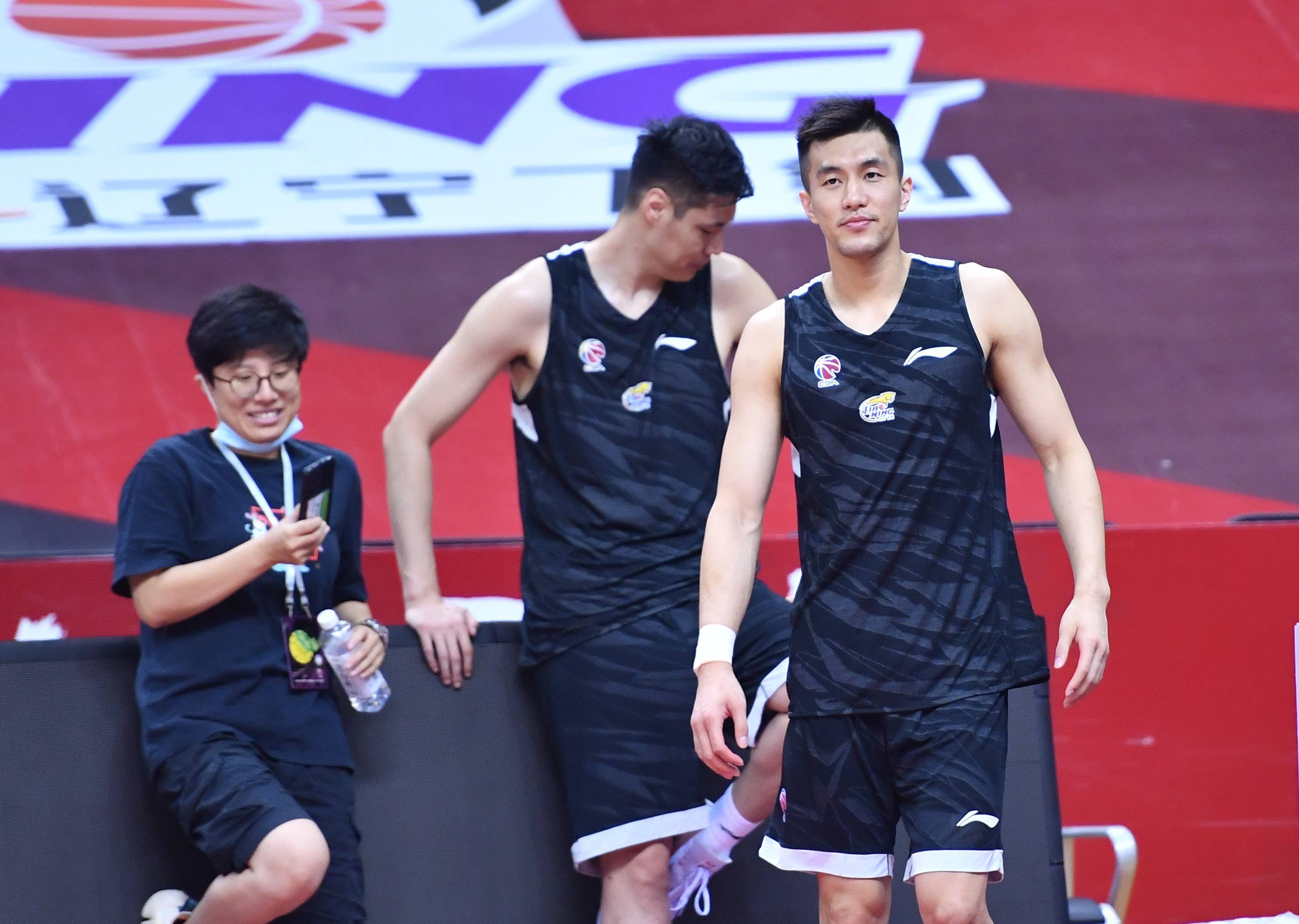 8月13日,辽宁本钢队球员郭艾伦(右)在训练中.