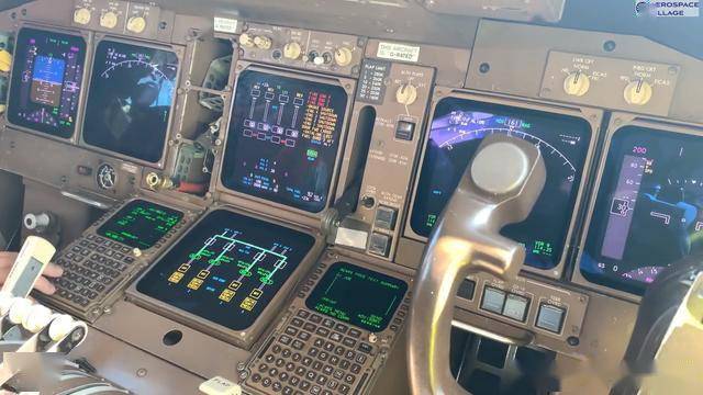 快看我们发现了什么空中女王波音747飞机上使用的软盘驱动器