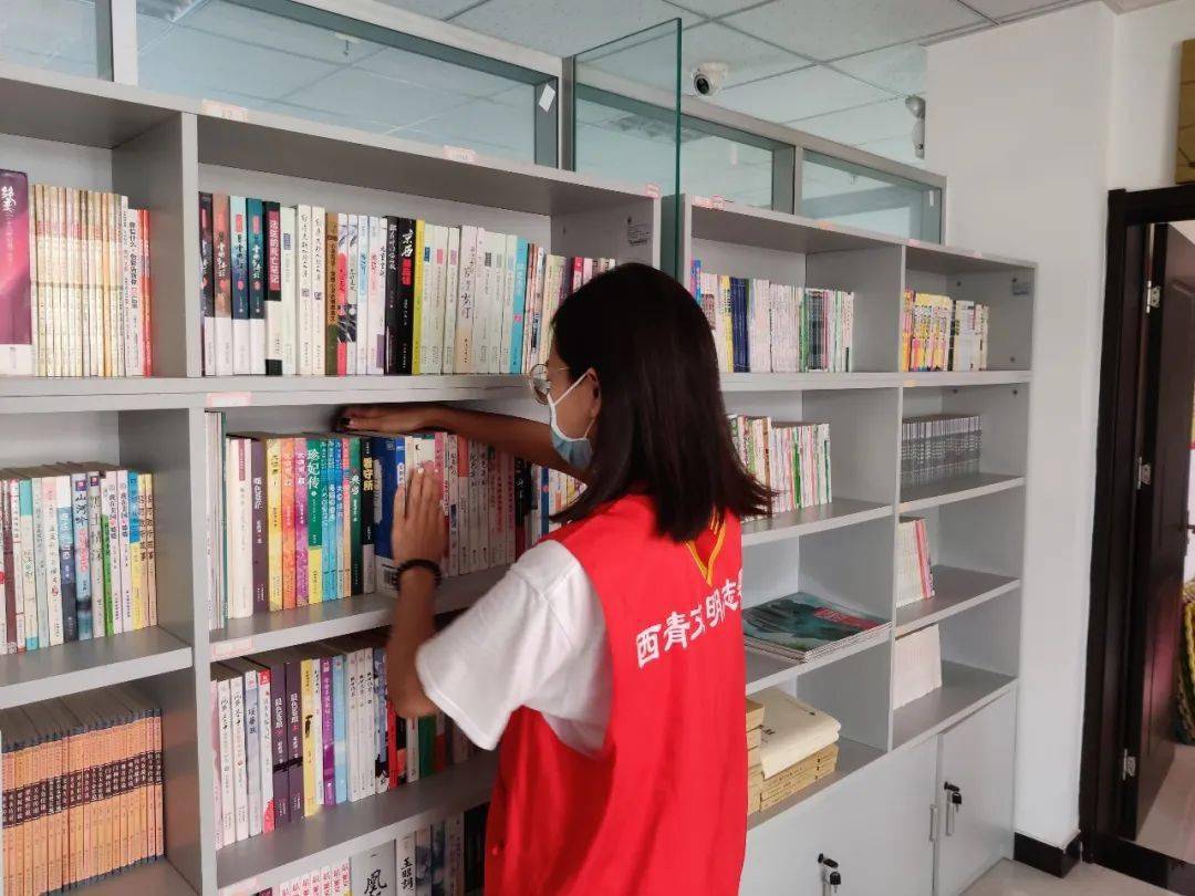 8月12日,西青区图书馆流动图书车分别走进辛口镇新惠园社区与中北镇