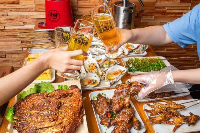 深圳爆火的木屋烧烤旗舰店来了自带酿酒厂