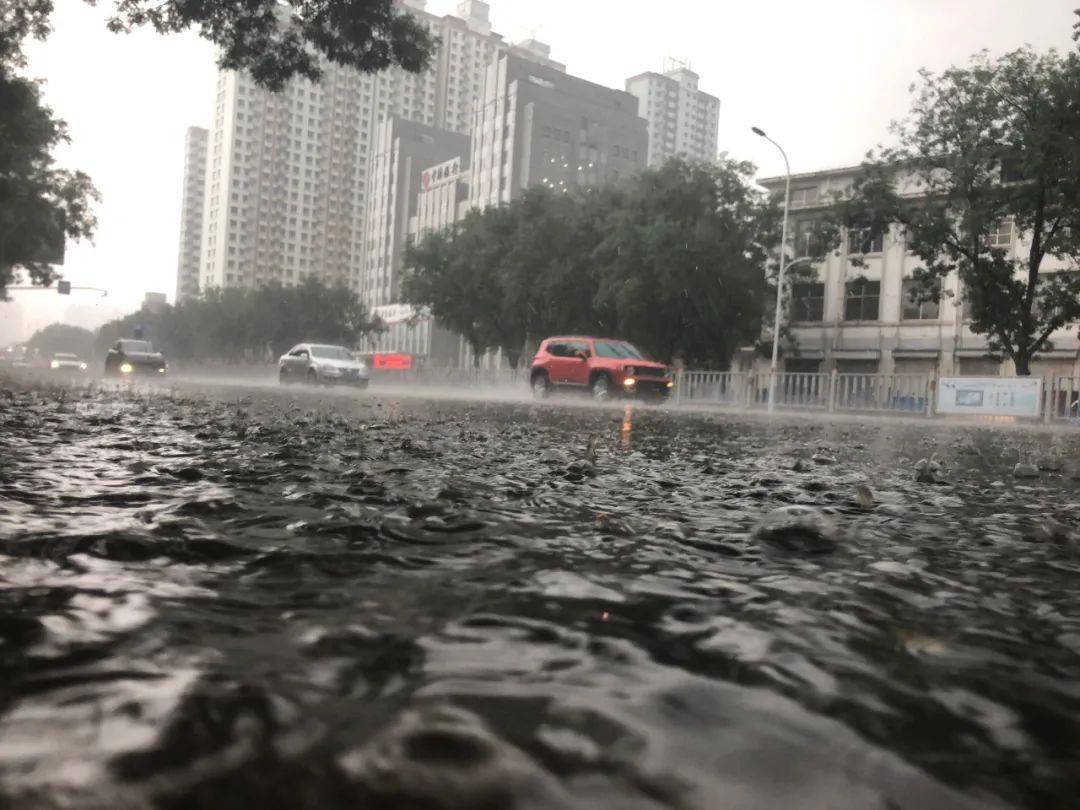 瓢潑大雨又開下行車要注意安全了