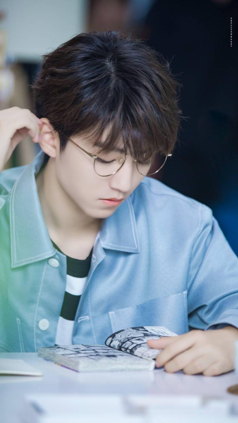 王俊凯眼镜杀合集来啦,不同风格不同帅气