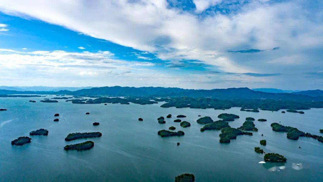 航拍雨后放晴的庐山西海,高速服务区都是如此浪漫