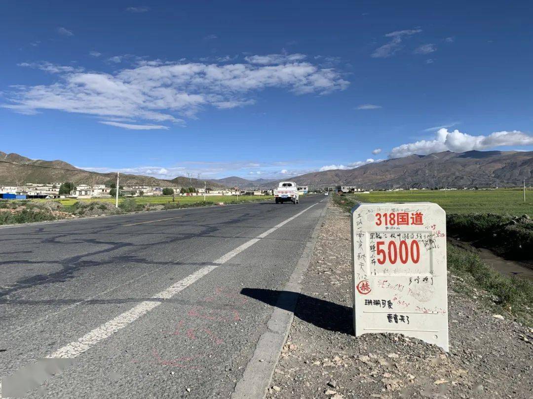 京藏高速g6格拉段的高架桥桥墩那曲-日喀则06路上成群的牛羊路遇藏民