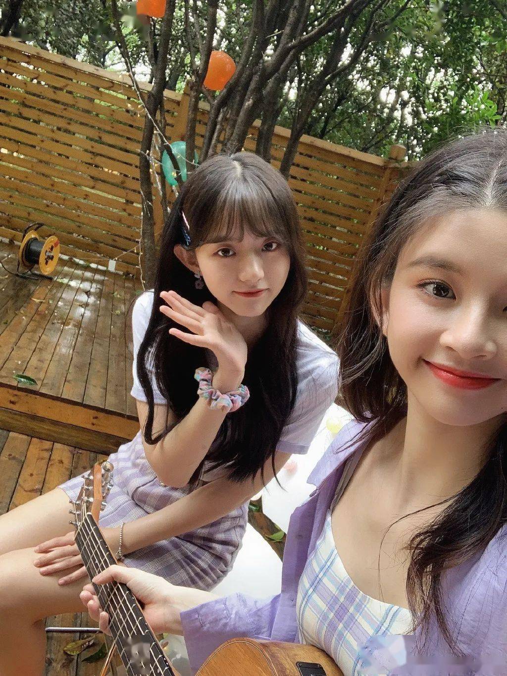snh48姜杉彩色发夹搭配手上瞩目的大肠发圈,是发型时尚弄潮儿没错了.