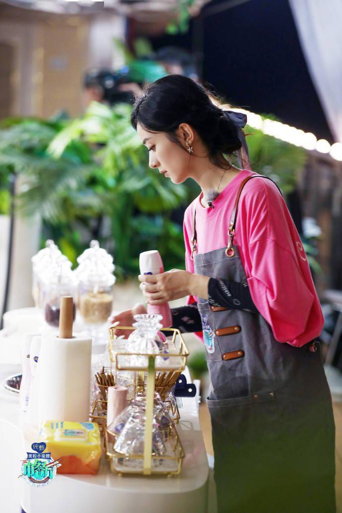 《中餐厅》官博发布赵丽颖本周节目剧照 全能型财务管家又要出门采购